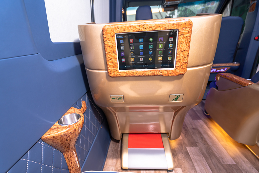 màn hình tablet tại khu vực ghế VIP trên xe limousine