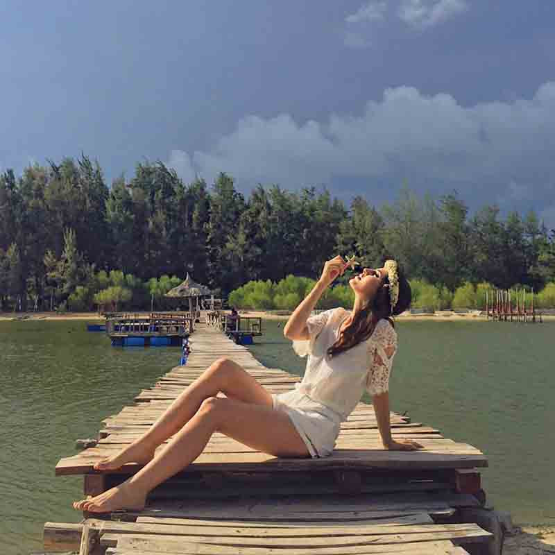 Chụp ảnh tại cầu gỗ bên bờ biển Hồ Cốc - Vũng Tàu