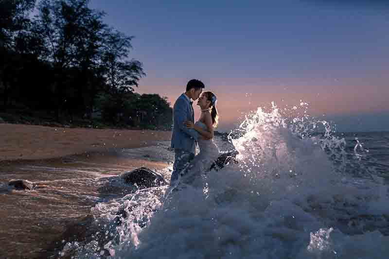 Ảnh cưới ngoại cảnh tại biển Hồ Cốc lúc về đêm.