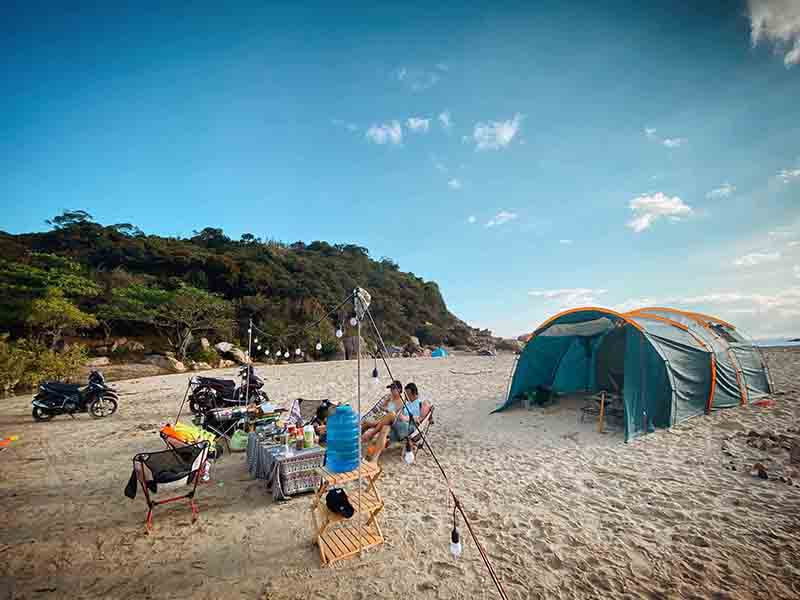 Bạn có thể tham gia vào hoạt động cắm trại trên bãi biển Hồ Cốc.