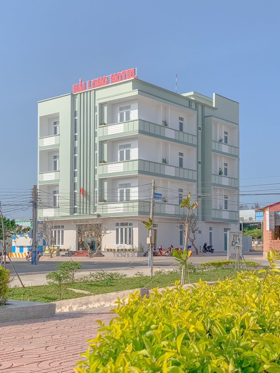 Khách sạn Hải Long Hotel là địa chỉ lưu trú được nhiều du khách lựa chọn khi tới Bạch Dinh.