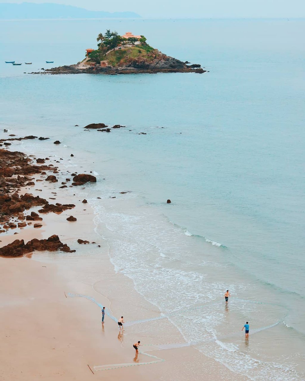Sóng biển tại Nghinh Phong thường lớn nên bạn chỉ nên tắm gần bờ để đảm bảo an toàn.