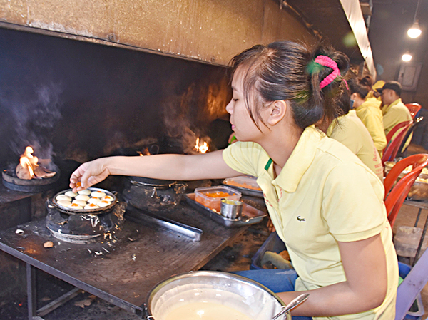 Những chiếc bánh nóng hổi, thơm phức của bột bánh và phô mai đã trở thành lý do thu hút du khách đến các lò bánh bông lan trứng muối tại Vũng Tàu để thưởng thức hoặc mua về làm quà.