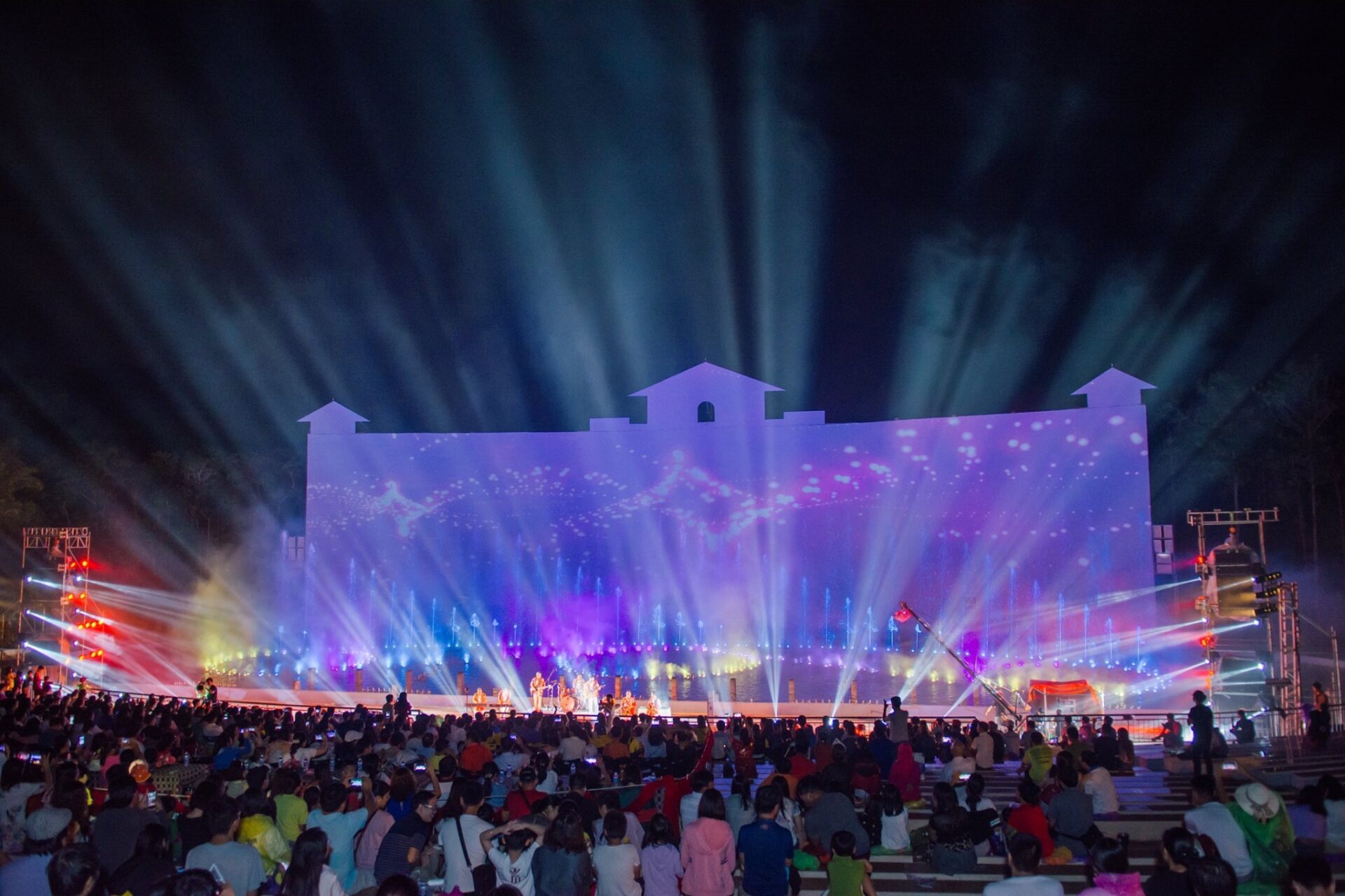Hồ Mây Grand Show là chương trình nhạc nước quy mô lớn bậc nhất Việt Nam