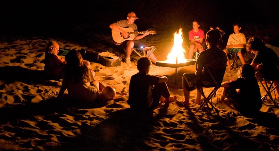 Nếu đã lựa chọn trải nghiệm cắm trại qua đêm tại Đèo Nước Ngọt thì không nên bỏ qua hoạt động đốt lửa trại.