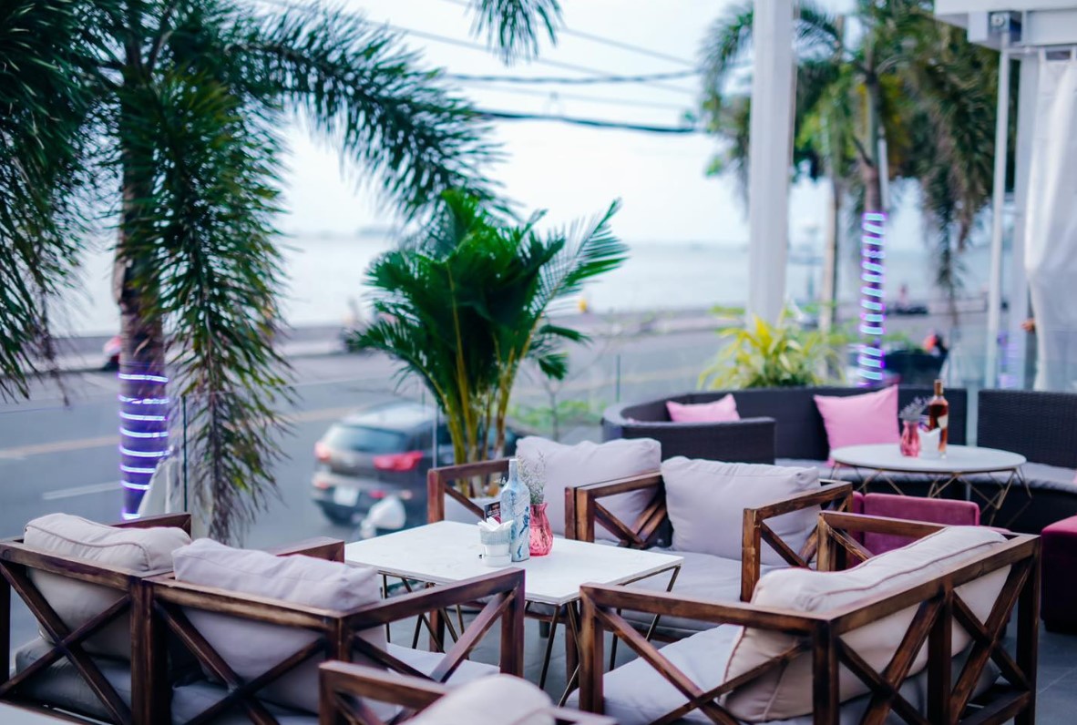 Gazebo Beach Front Lounge & Cafe