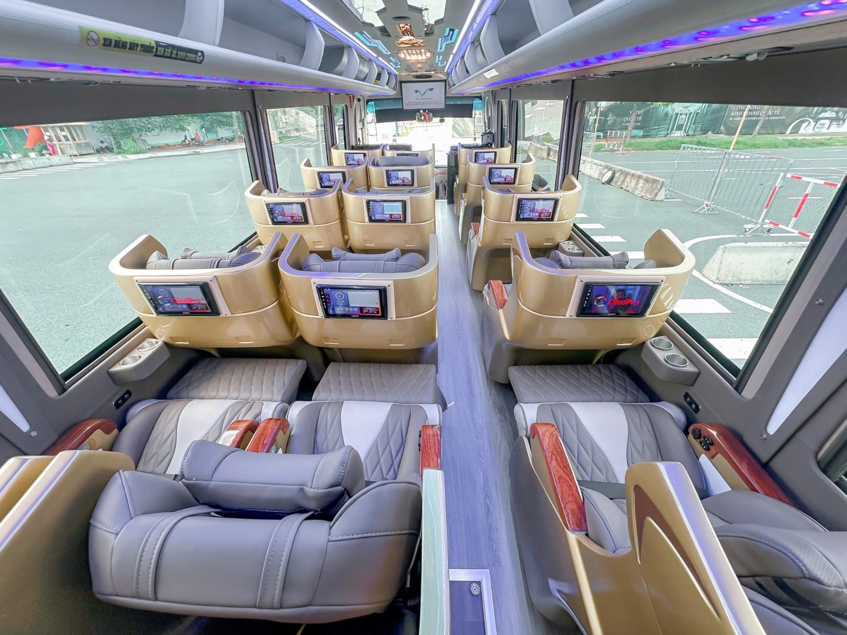 Bảng giá thuê xe Limousine 19 chỗ đi Long Hải