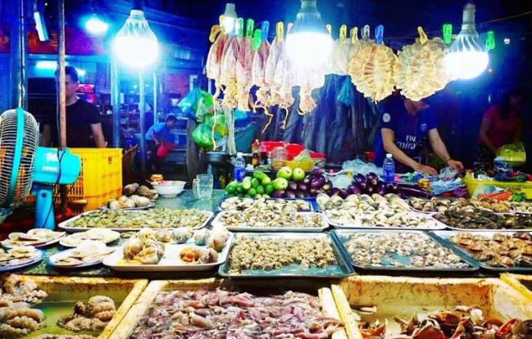 Trải Nghiệm Thưởng Thức Ẩm Thực Địa Phương Siêu Hấp Dẫn Tại Chợ Đêm Mũi Né