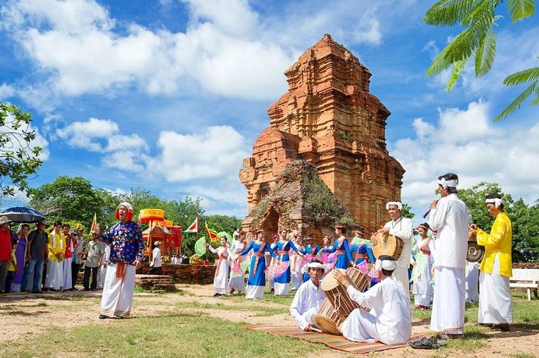 Lễ hội được tổ chức tại tháp Chăm Poshanư