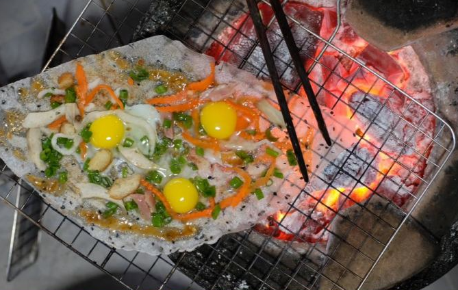 Bánh tráng nướng mắm ruốc bình dân Trần Hưng Đạo