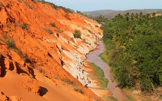 Khám phá Suối Tiên - con suối kỳ lạ chảy giữa lòng cát đỏ