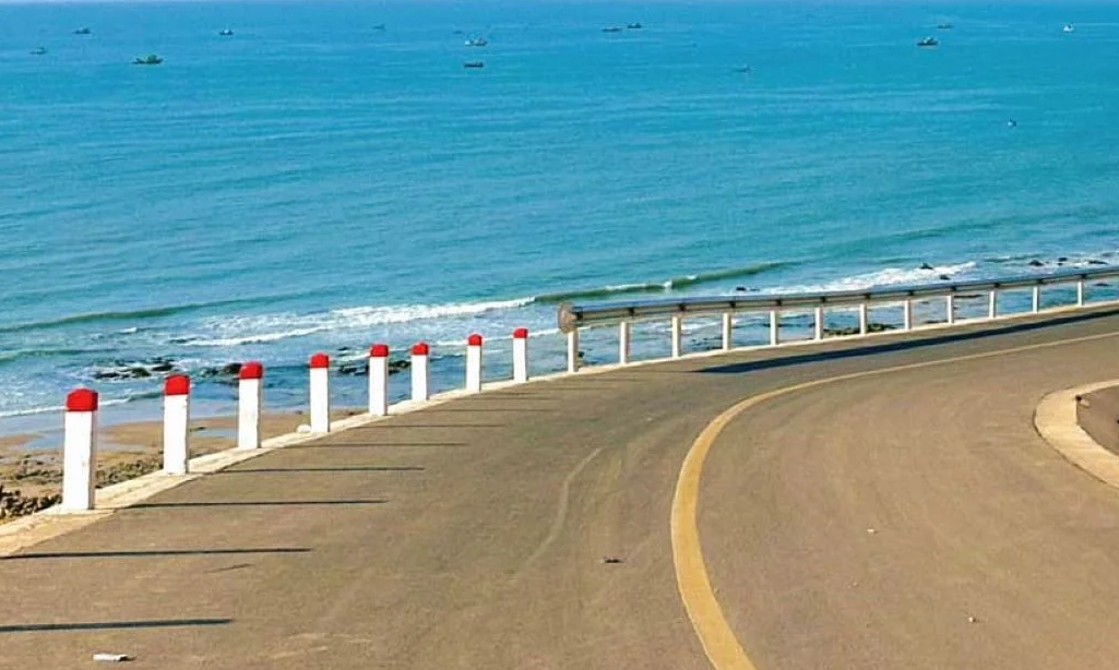 Trải nghiệm đạp xe hoặc đi bộ dọc bờ kè Phan Thiết lúc hoàng hôn
