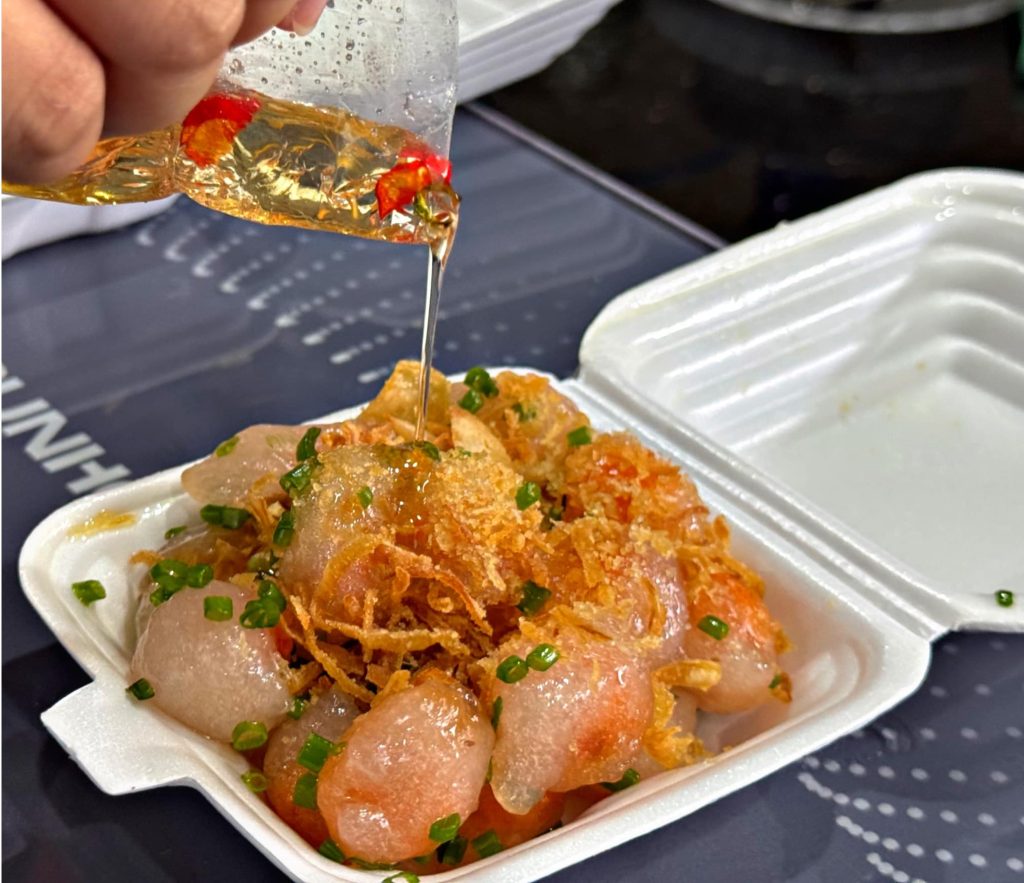 Bánh bột lọc trước số nhà 55 Lê Phụng Hiểu