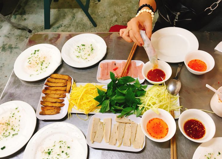 Bánh Ướt Chồng Dĩa Là Gì? Vì Sao Gây Sốt ở Vũng Tàu?