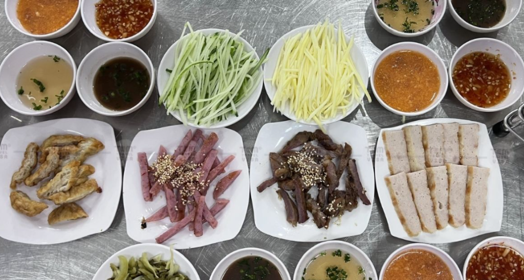 Nguyên liệu món bánh ướt chồng dĩa có những gì?