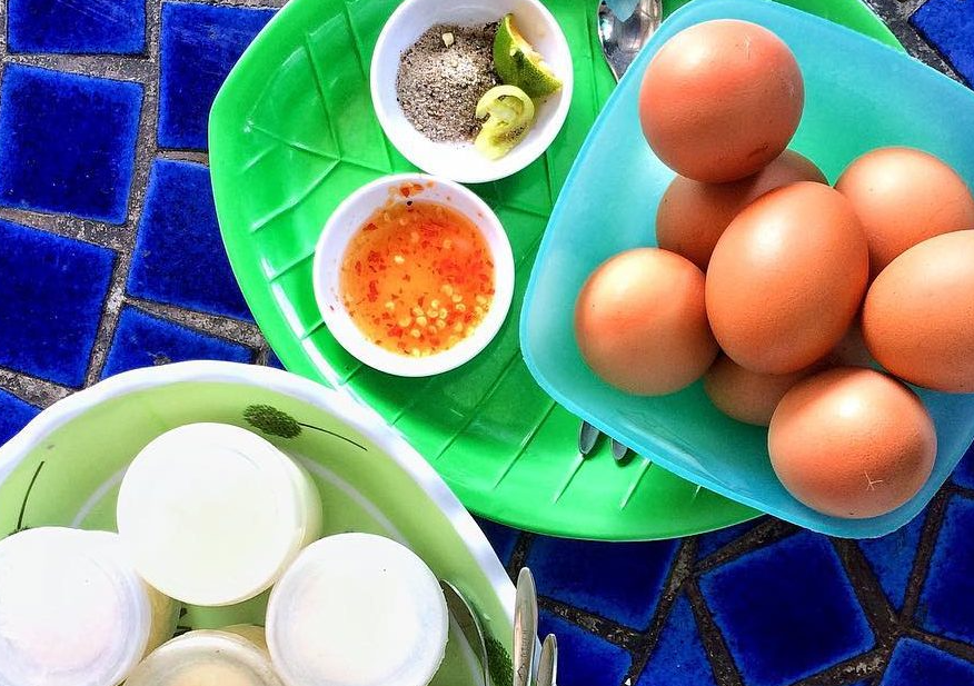Trứng lòng đào - béo bùi, thơm, chấm gì cũng ngon