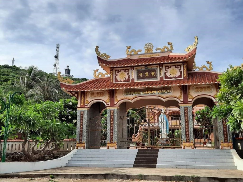 Ghé thăm chùa Linh Bửu dưới chân núi