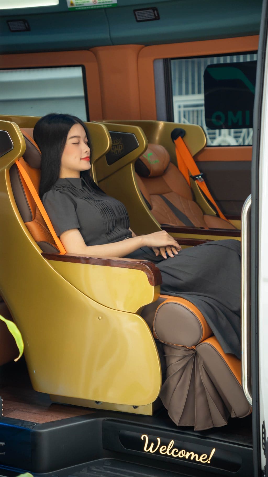 Nội thất xe sang trọng đỉnh cao với ghế Boeing massage chỉnh điện