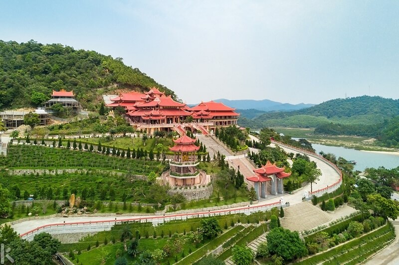 Di chuyển bằng ô tô hoặc xe máy riêng